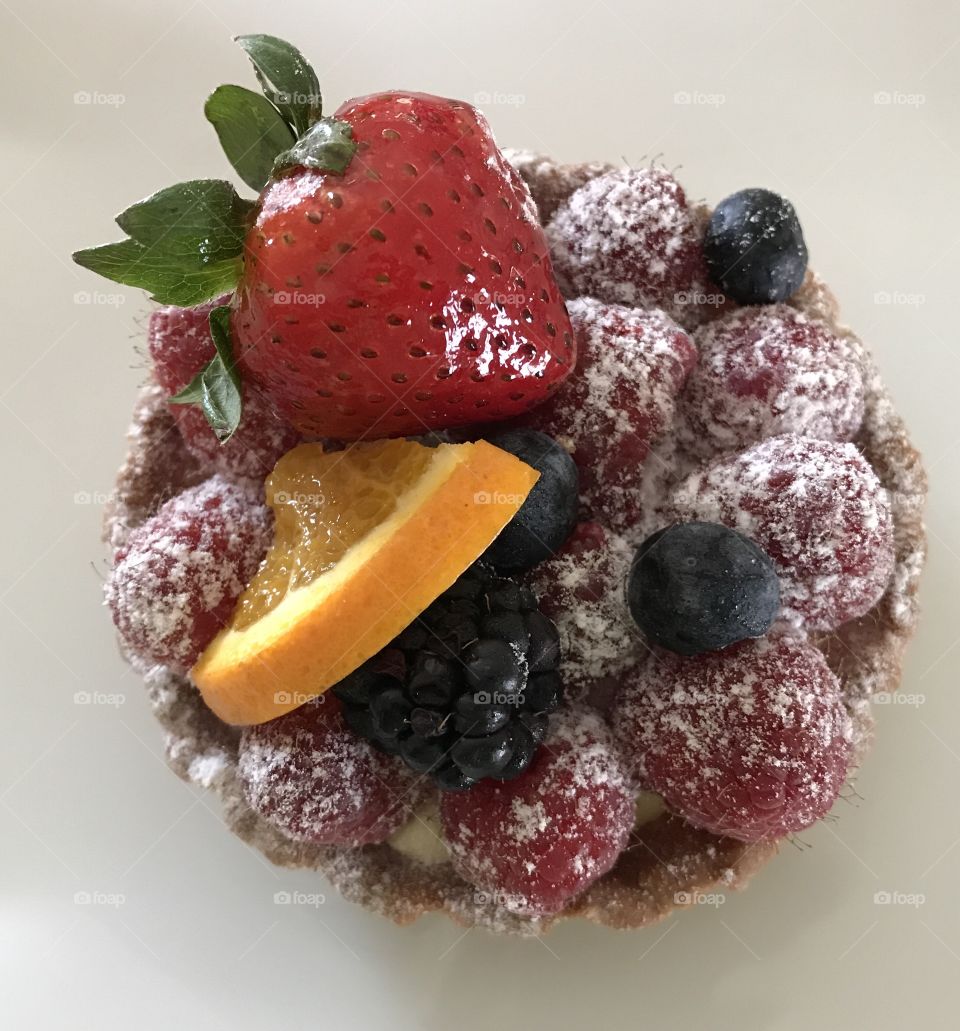 Raspberry tart with powdered sugar 