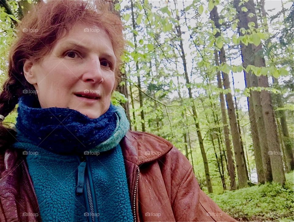 This young lady is enjoying her trip to the “Bayerischer Wald”, the “Bavarian Forest” near the town of “Eging” and the “Eging Lake”, the “Eginger See” and not even the slightly rainy weather can detract from her enthusiasm. 2024. Hypnotic Productions