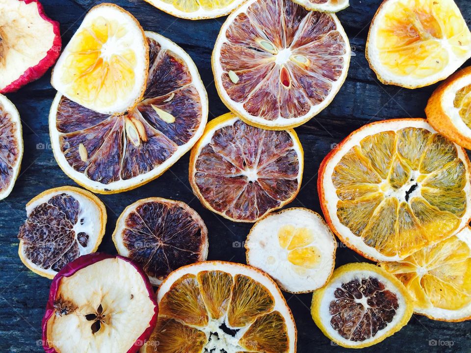 Christmas spirit:Dried oranges