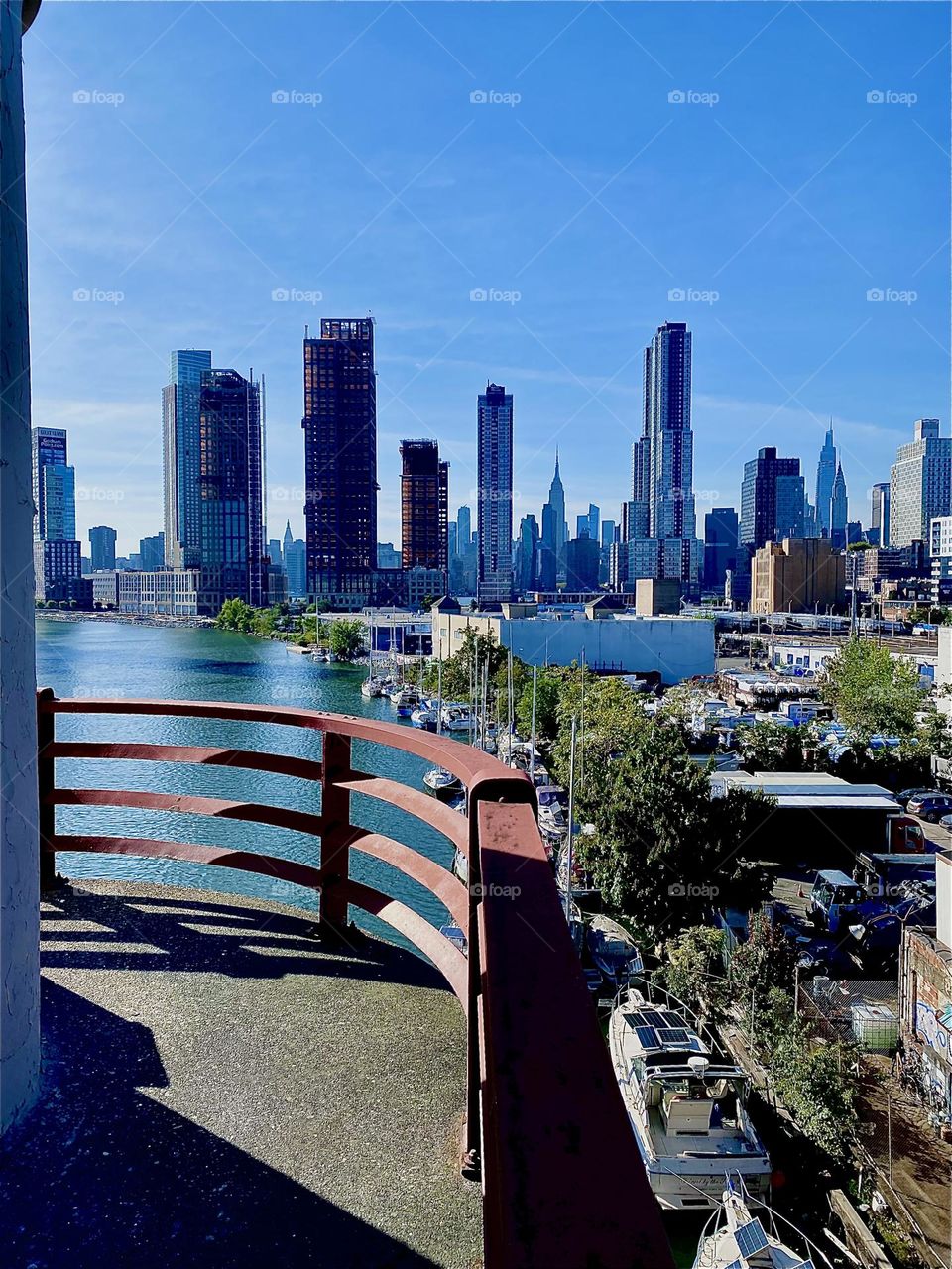 This is the beautiful panoramic view from the near side of the watchtower outpost in the center of the „Pulaski Bridge“ at „Newtown Creek“ in LIC, Queens. On a clear day like this you can see all the way to „Manhattan“. 2023. Hypnotic Productions