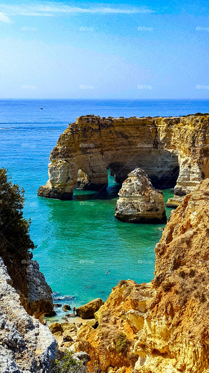 La Marina Beach (in Portuguese: Praia da Marinha) is one of the most emblematic and famous beaches of Portugal, located on the Atlantic coast in the municipality of Lagoa, Algarve, and considered by the Michelin Guide as one of the 10 The most beautiful beaches in Europe and one of the 100 most beautiful beaches in the world. In 1998, he was awarded the Playa Dorada prize by the Portuguese Ministry of the Environment due to its exceptional natural qualities. In addition, this beach has often been used in guides and promotional material from Portugal around the world.

This beach is not only famous for its cliffs, but also for the quality of the water. The beach of the Marina has often been used by international advertising agencies