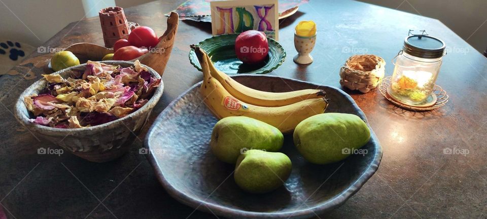 This decorative still life of bananas and pears elegantly arranged in a handmade ceramic bowl comes to us from a kitchen in “Bavaria”, Germany. 2024. Hypnotic Productions
