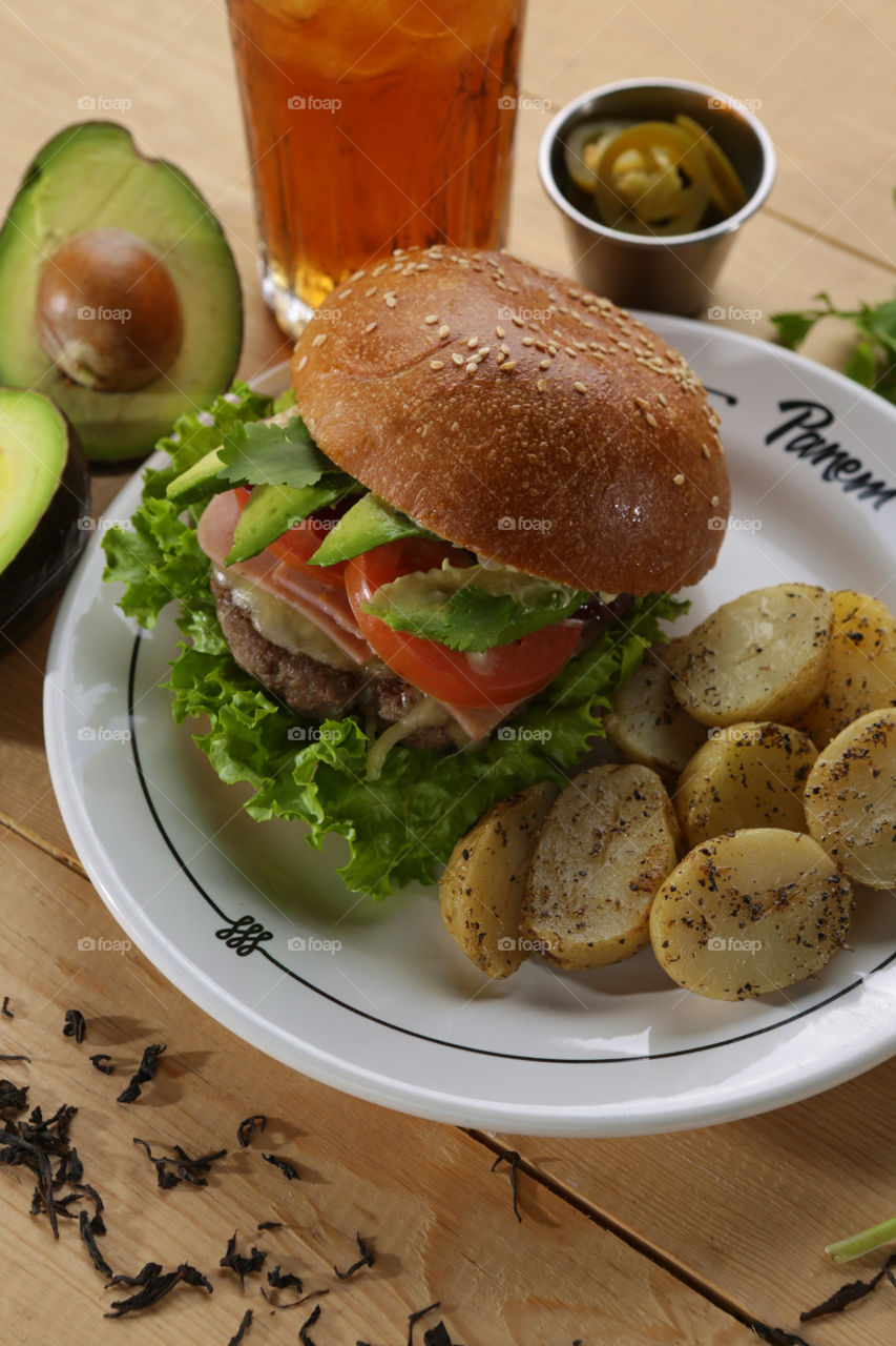 Hamburguer and fries