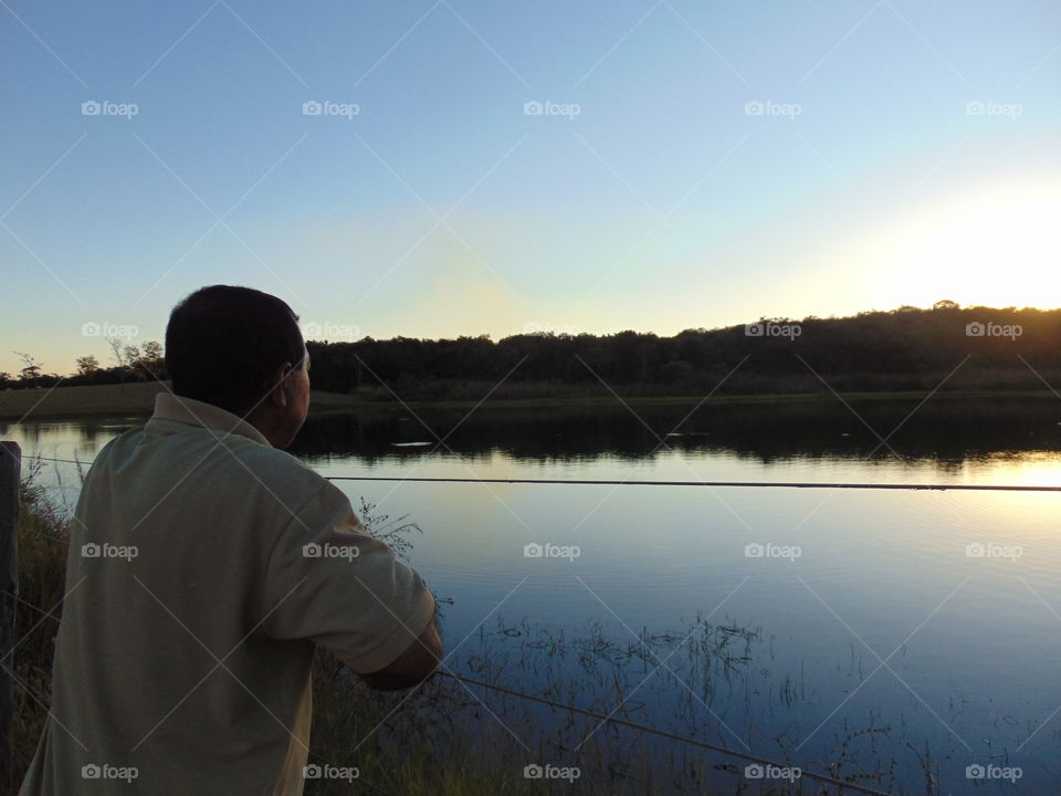 Contemplando. Contemplating.