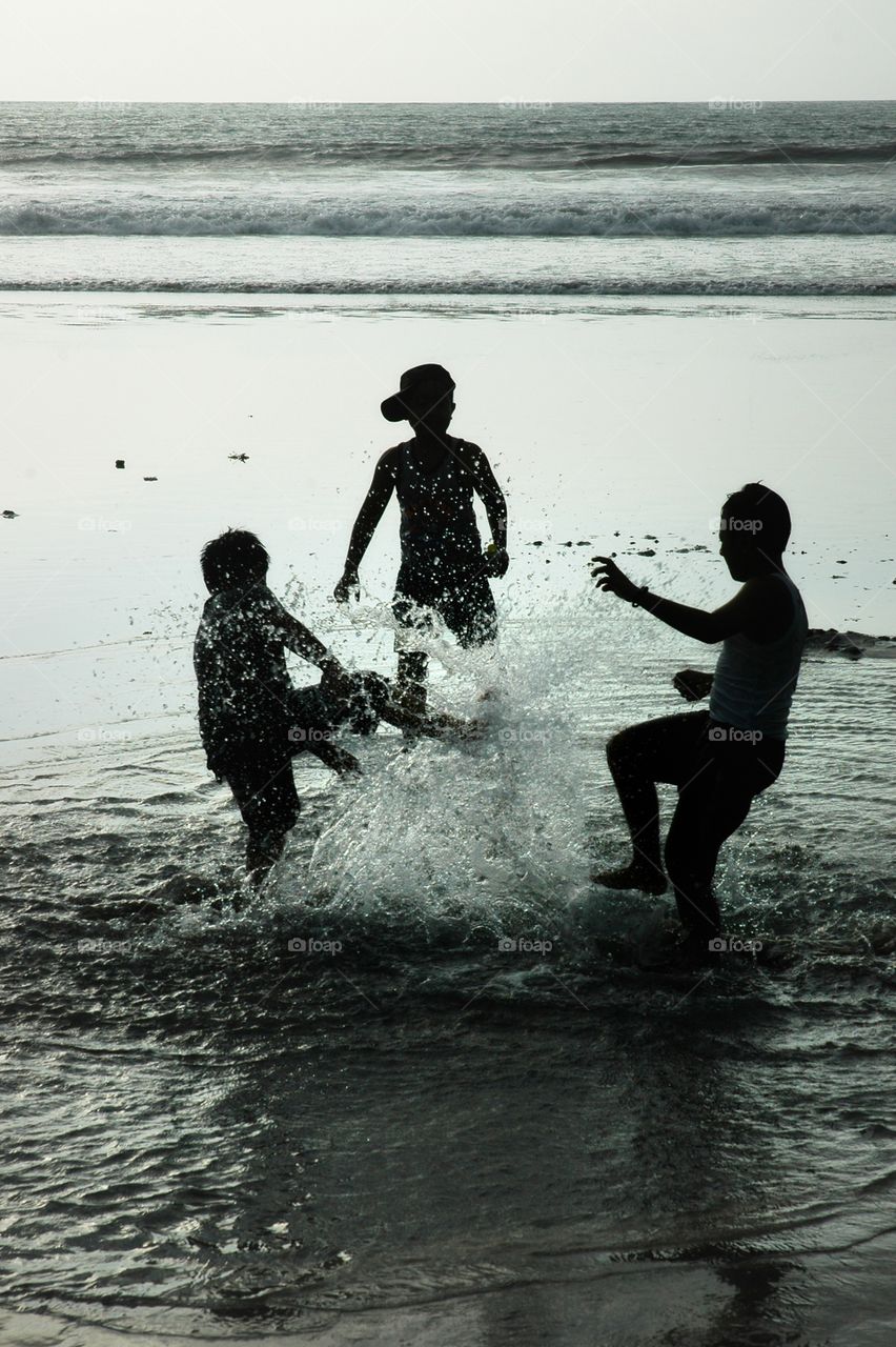 kids play with water attacks