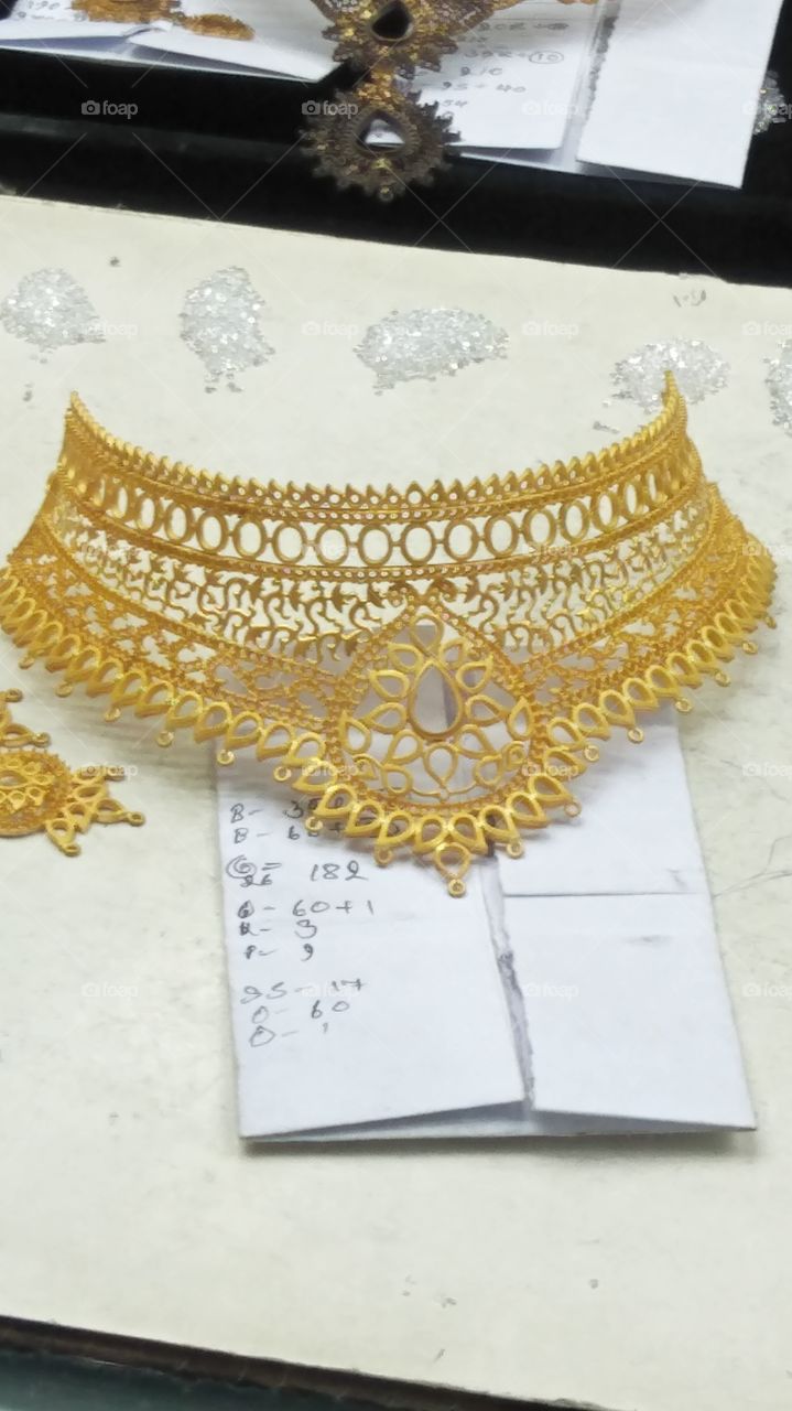 gold choker necklace