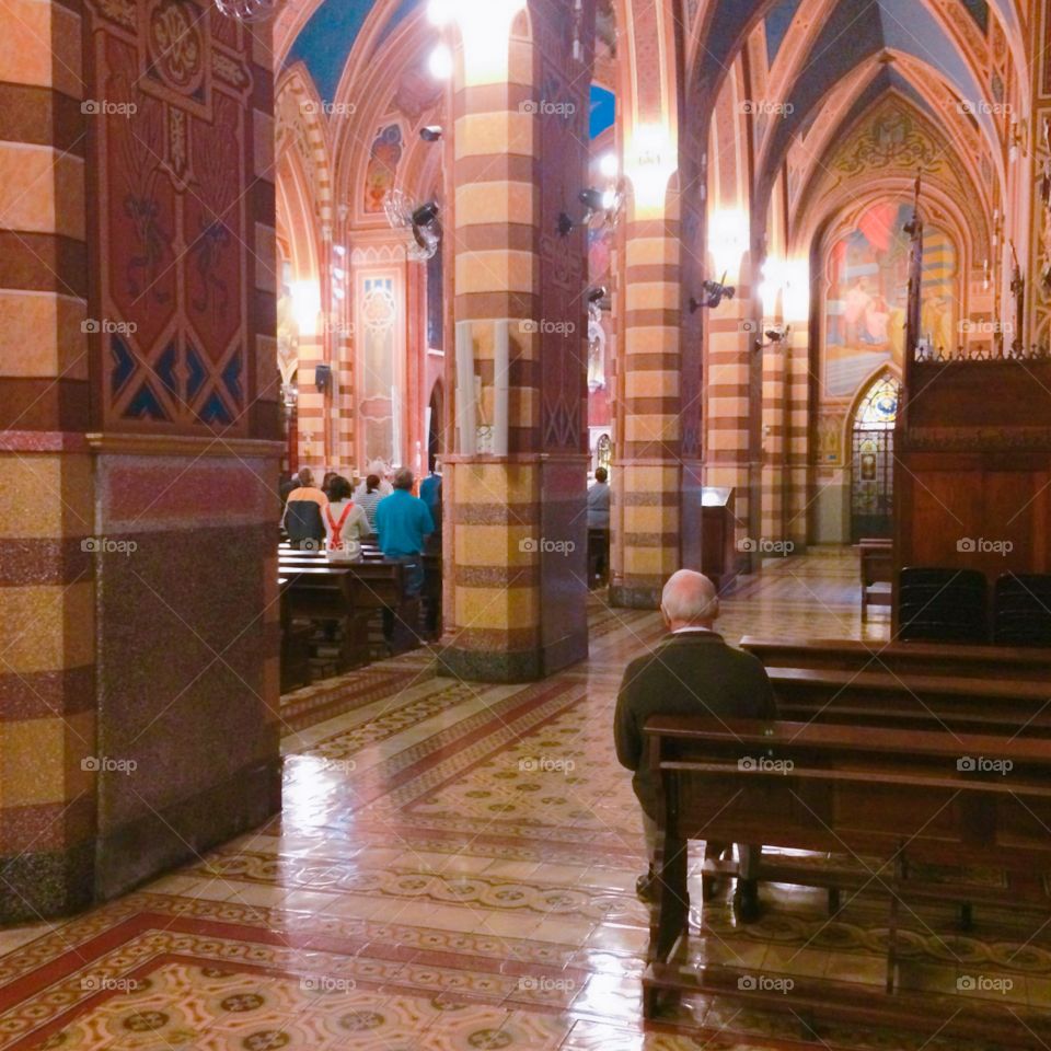 Rezando e aguardando a Santa Missa na Catedral Nossa Senhora do Desterro - Jundiaí-SP 