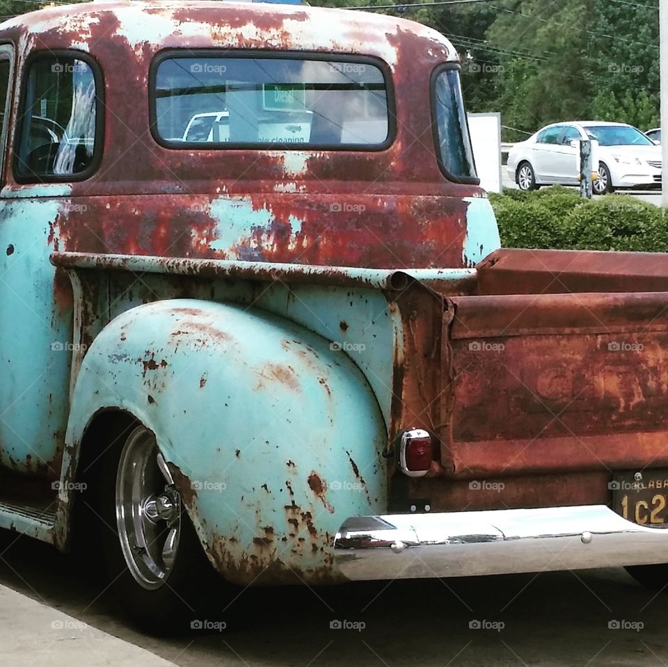 This truck parks at the front if the gas station
I'm loving the 'accidental rust paint contrast motif'