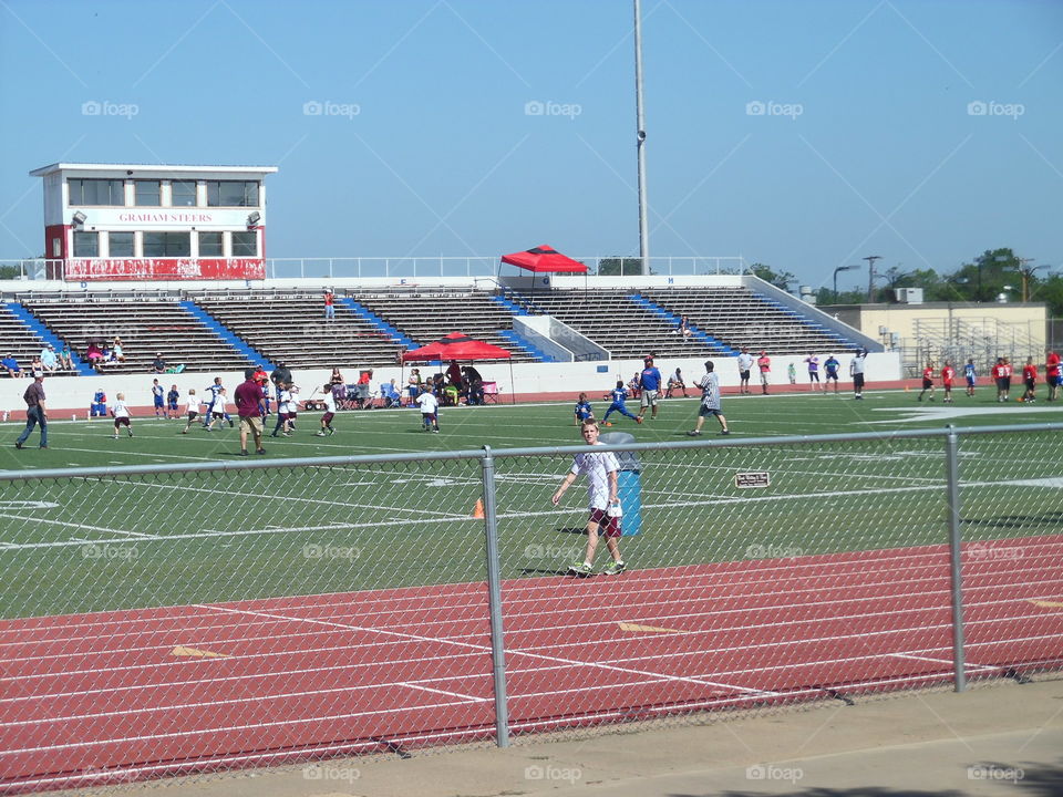 pee wee football 🏈 2. This is another picture of some kids playing in a summer league
