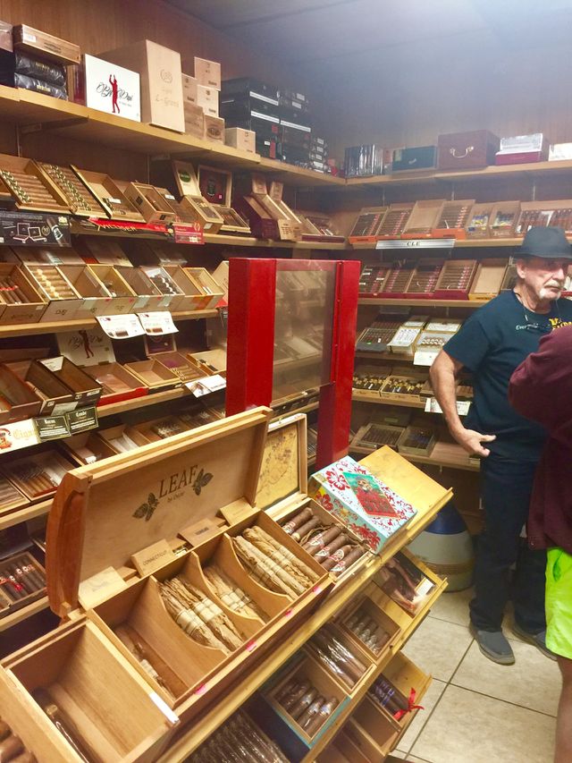 Cigar bar humidifier room