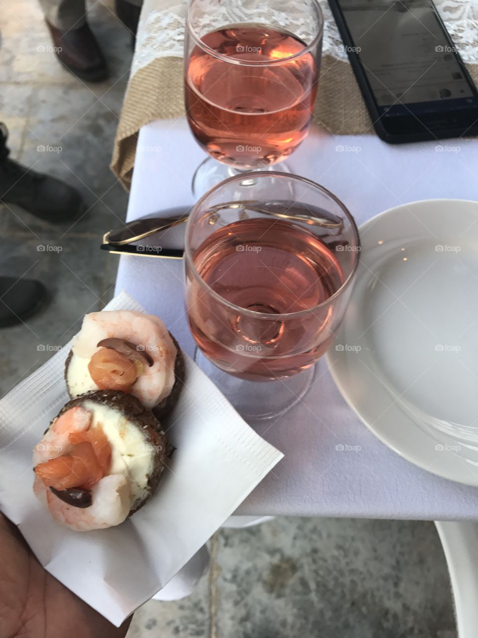 Rose wine and appetizer 