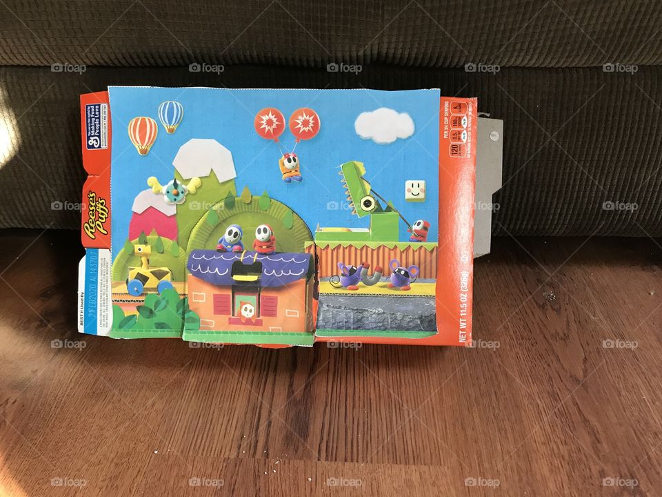 This is the front side of my Yoshi’s Crafted World diorama, and it has a small door flap so you can see what’s hidden inside. What could be in there, you ask? Lift the flap door and you shall see Yoshi and his Friends in their nice, crafty home.