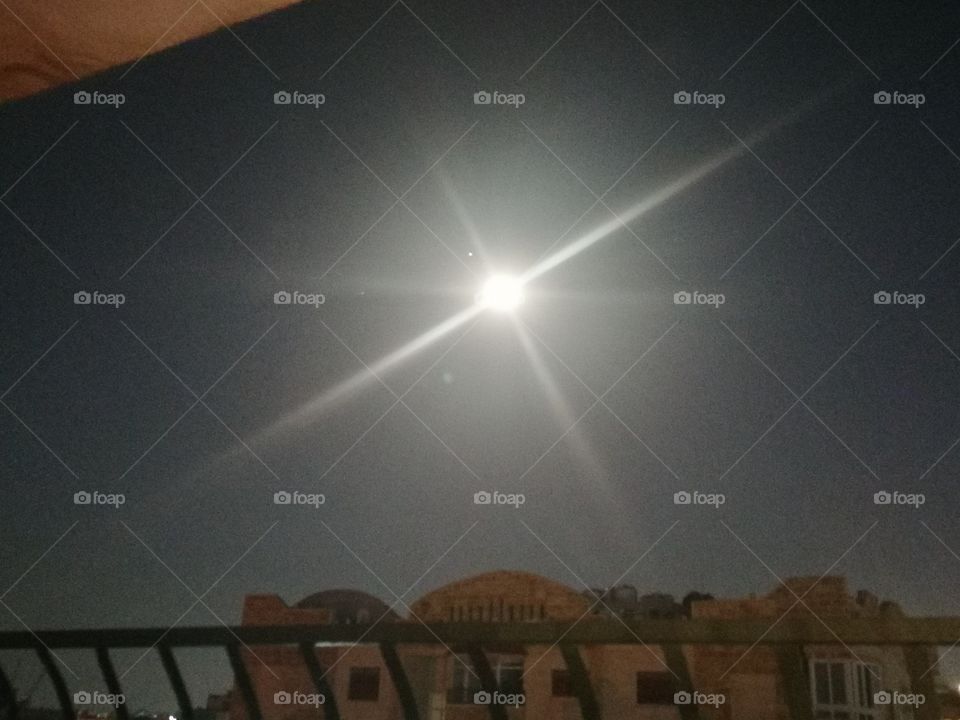 القمر كانه نجمة  The moon is like a star