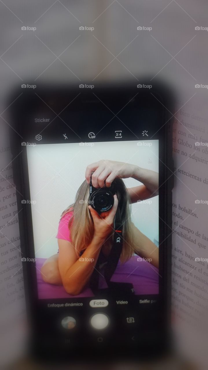 Photocamera#mobil#mirror#book#picture#human#pose