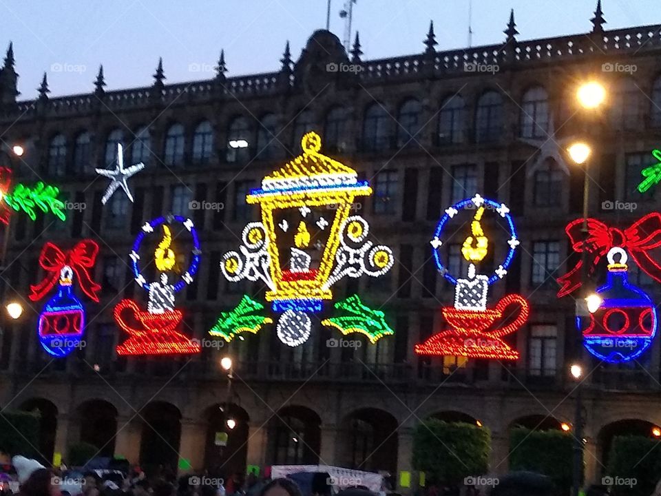 las luces de navidad en el edificio.