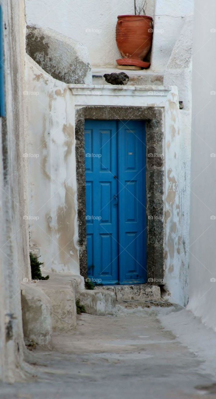 down the alleyway. Santorini, Greece