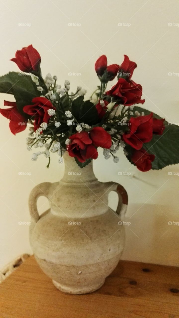 vaso con rose finte