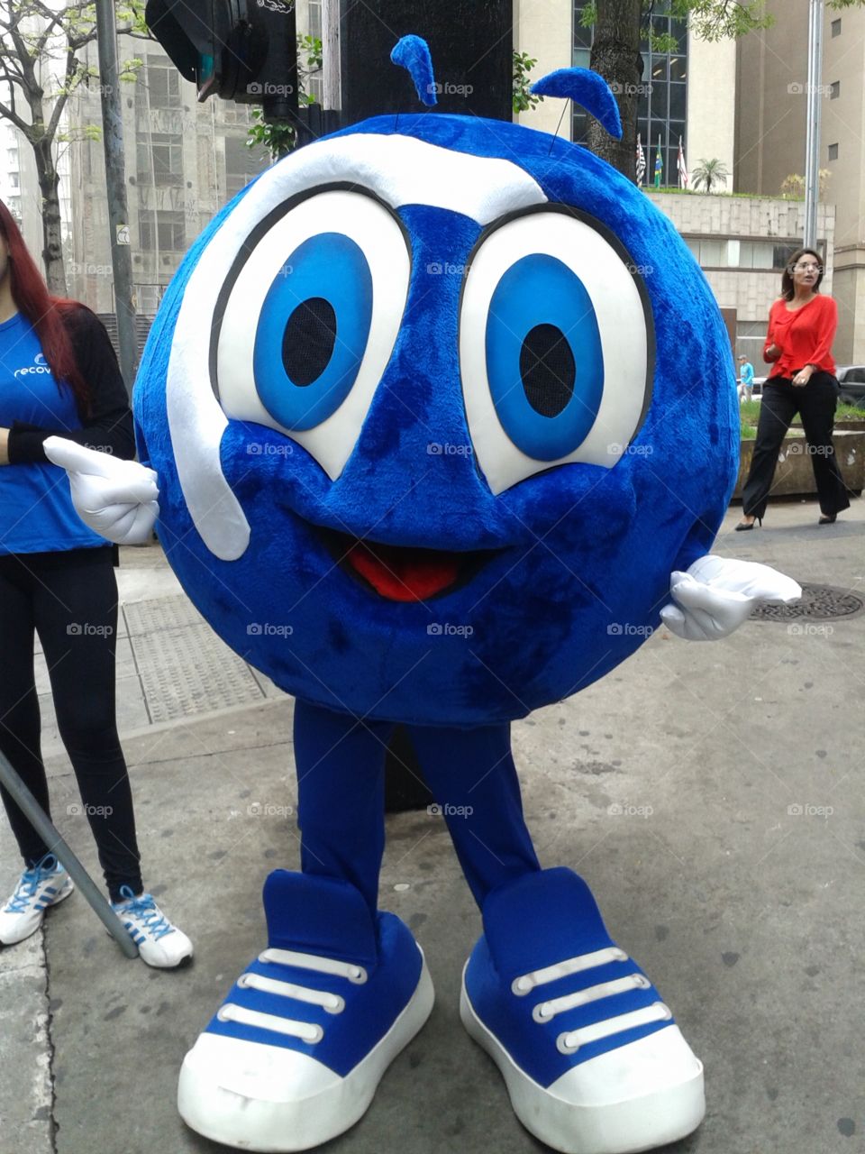 Happy blue!. A company campaign at Paulista Avenue