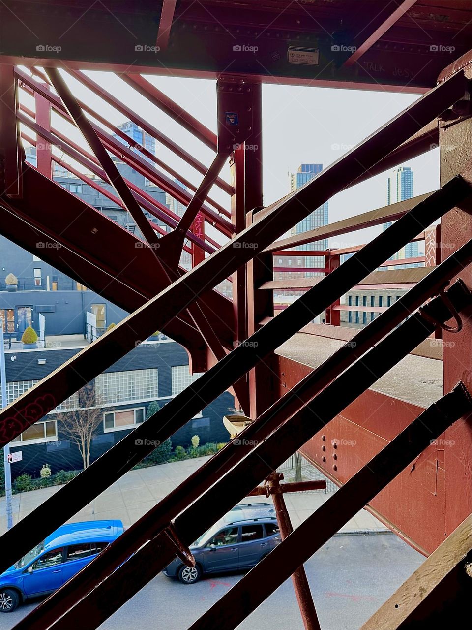 These intertwined structures come from the red metal staircase of the „Pulaski Bridge“ at „Newtown Creek“ in „Greenpoint“, Bklyn. The industrial minimalist style was pioneered by the „Bauhaus“ in Germany in the 1930s. 2024. Hypnotic Productions 