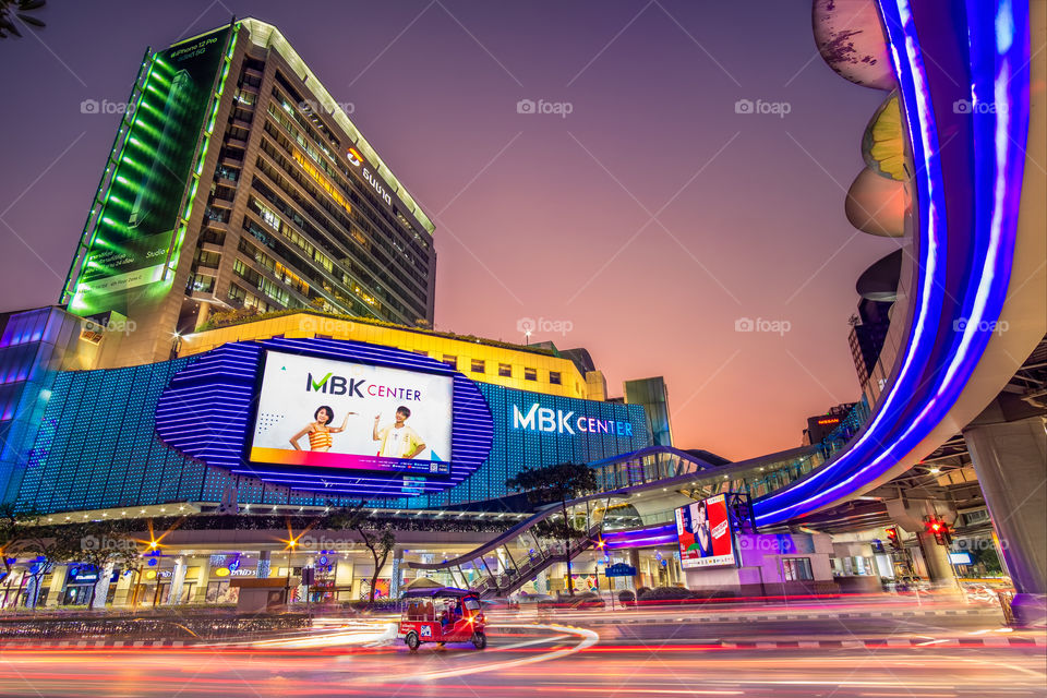 Leading line with sky walk way to department store