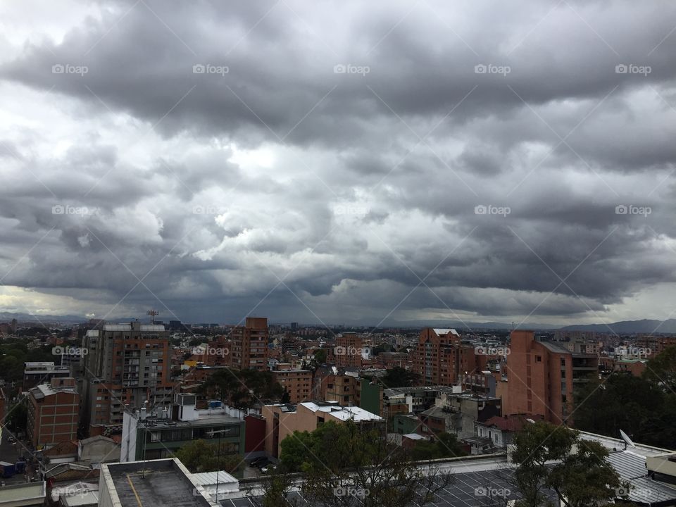 Bogotá. Ciudad capital de Colombia.  Vista al occidente de la ciudad.  Javeriana. Hospital Universitario San Ignacio.  