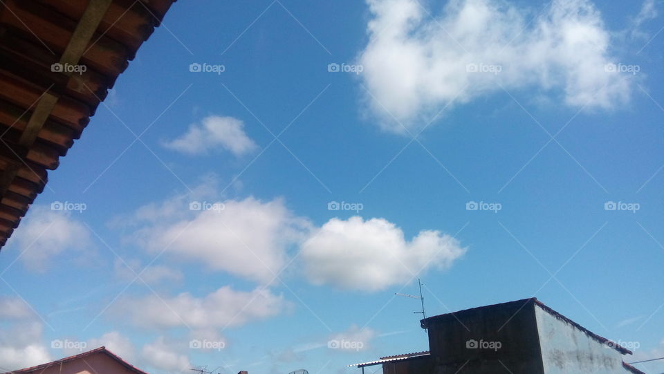 nuvens e céu azul