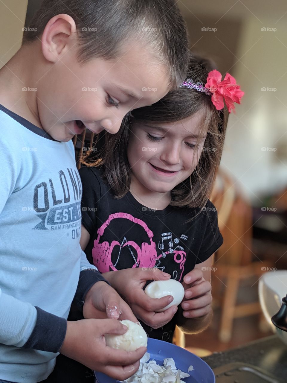 kids helping to peel eggs