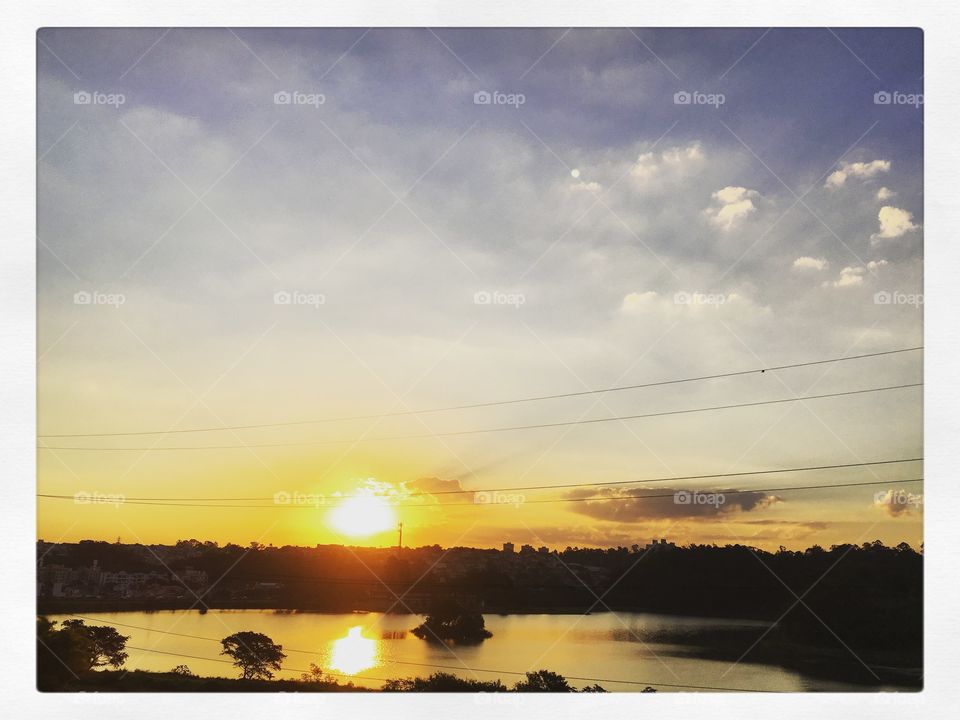 O sol nascendo sobre a represa... que paisagem singular! E que natureza tão generosa em beleza!