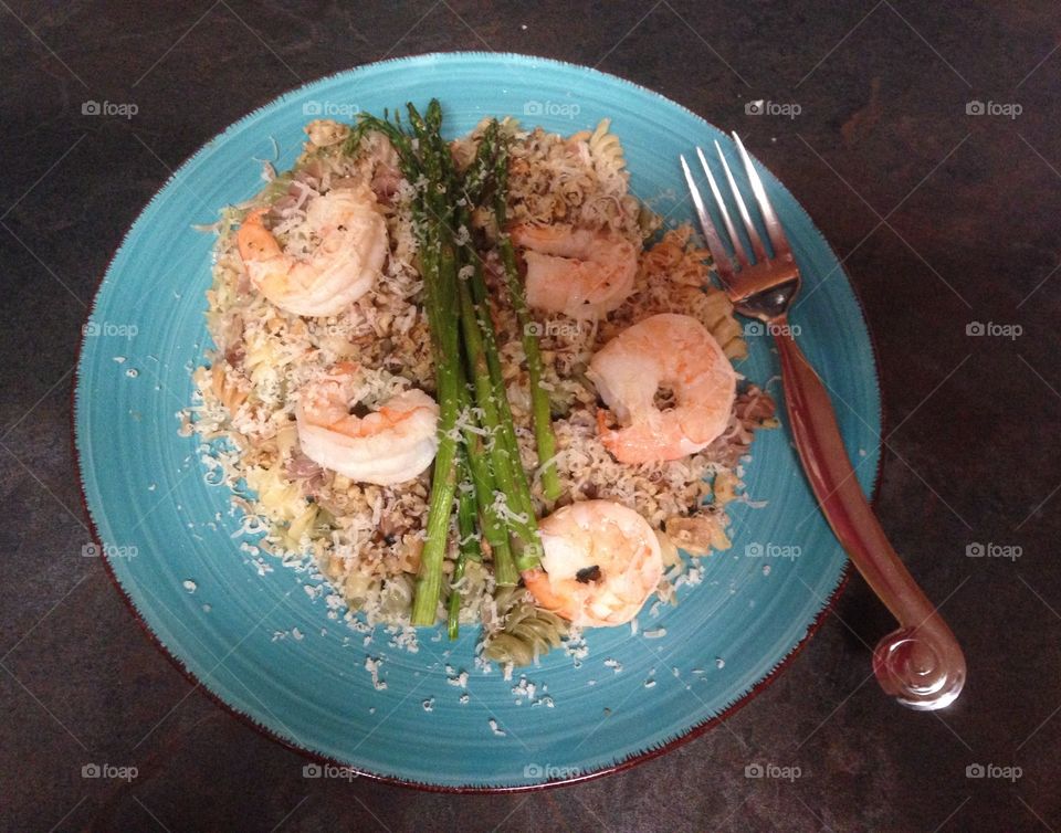 Rotini pasta with shrimp and asparagus