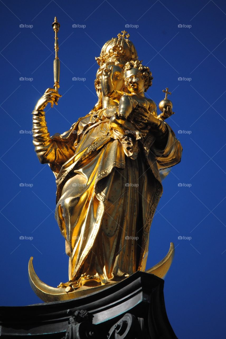 Gold statue