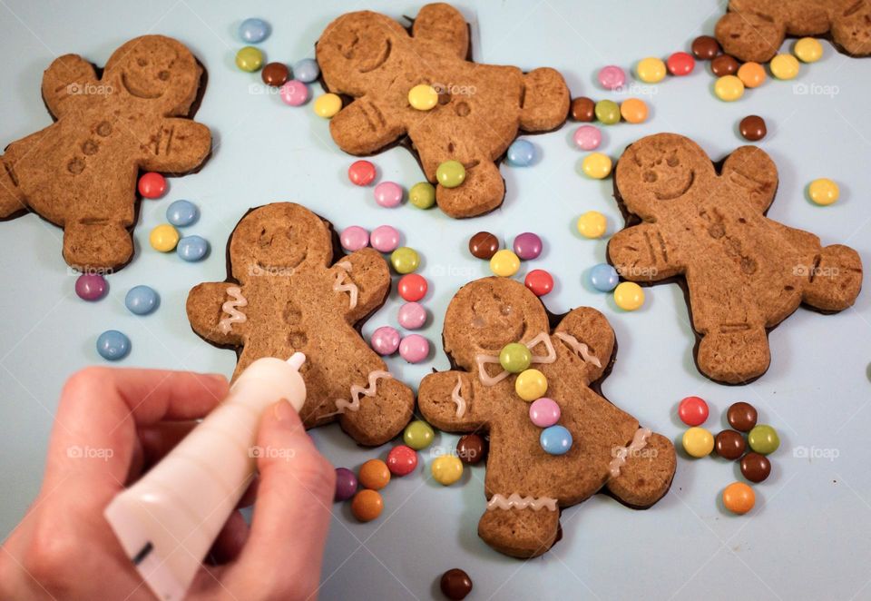 Decorating gingerbread cookies