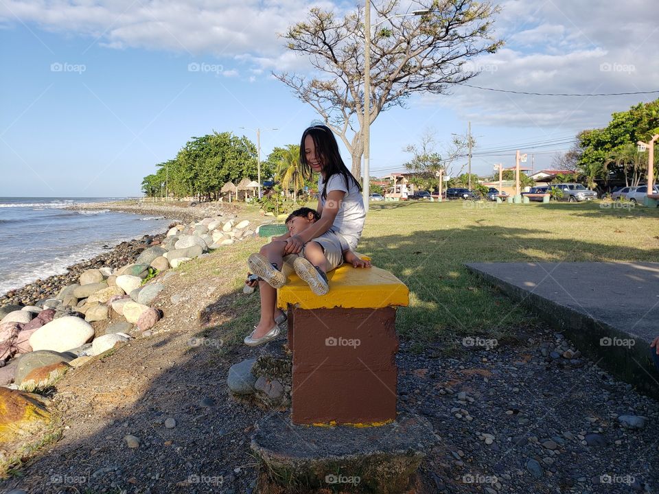Mis 2 hermosos hijos viendo el atardecer y disfrutando de un momento en la playa de La Ceiba, Honduras.