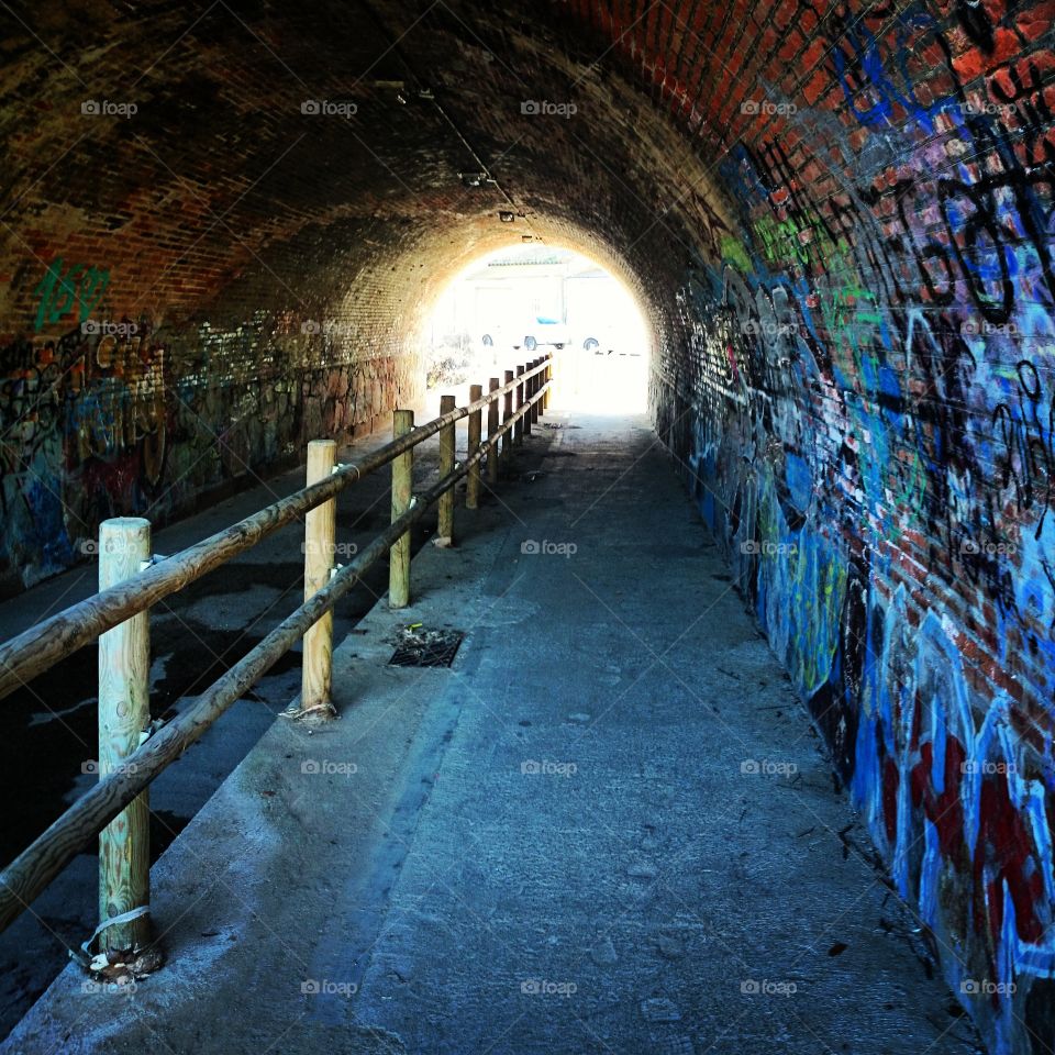 túnel with graffiti