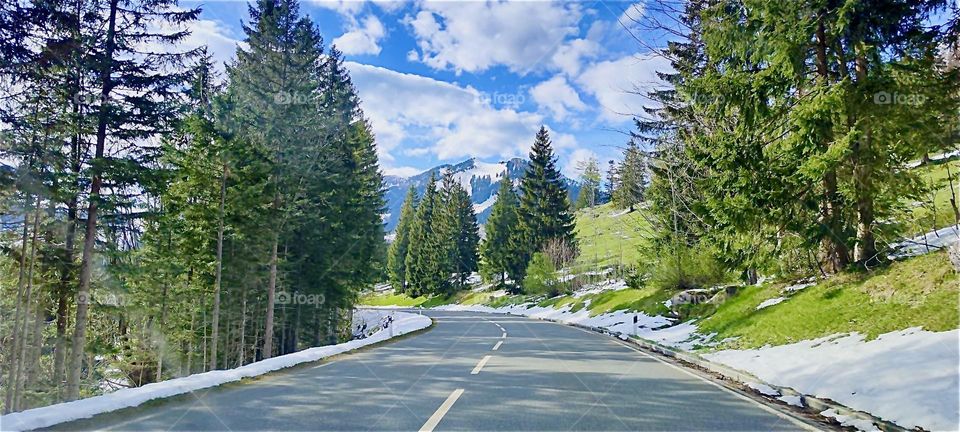 This picturesque mountain road leads to „Bayerischzell“, a small but popular town near the Alps in „Bavaria“, Germany. Due to the high altitude snow doesn’t melt around here until at least May. 2024. Hypnotic Productions