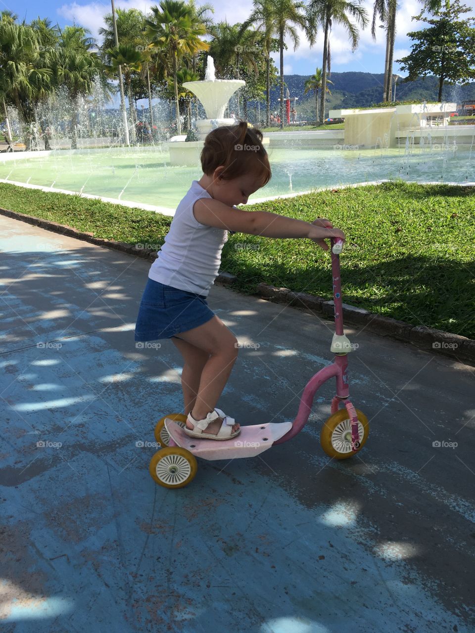 🇺🇸 Riding a scooter in the square.  Isn't being a child overcoming challenges? / 🇧🇷Passeando de patinete na pracinha. Ser criança não é vencer desafios?