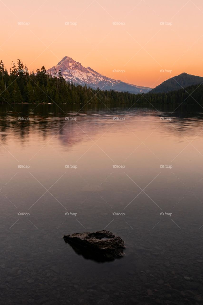 Summer camping sunset over beautiful mountain and lake landscape in the Pacific Northwest, Oregon  