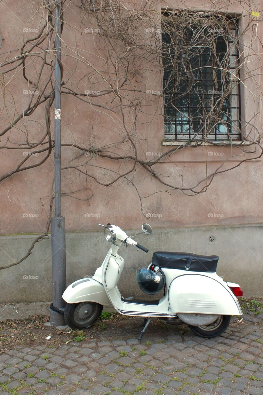 Motocicletta sull'Appia Antica