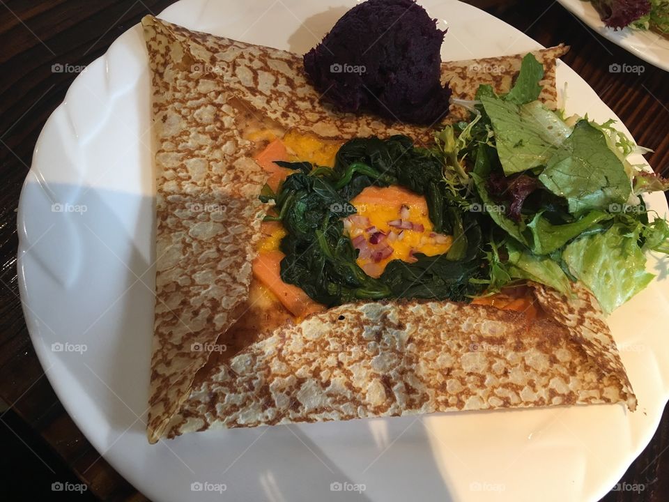 Salmon and spinach crepe