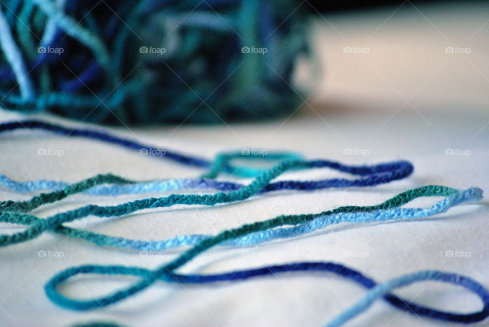 macro shot, yarn, diy scarf, blue green