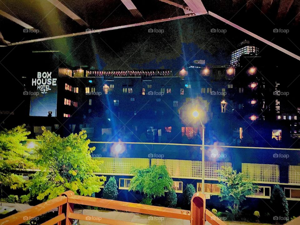 The „BOXHOUSE Hotel“ in „Greenpoint“. Bklyn is the size of a large apartment complex and takes up roughly one large city block. It has a flat rooftop that serves as a stage for musical events on weekends in the summer months. 2023. Hypnotic Prod