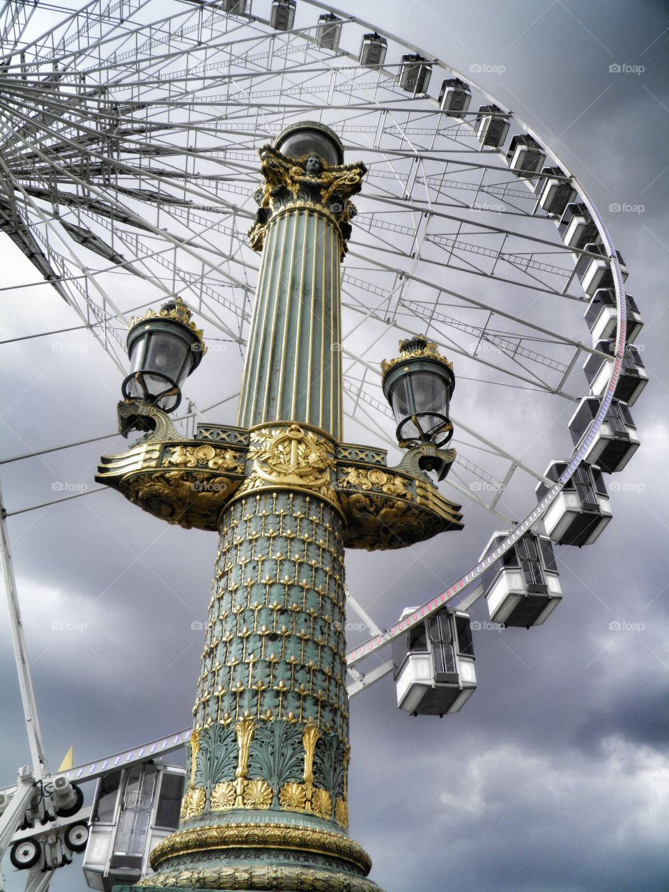 L'orage sur la grande roue de Paris, dorures et architecture