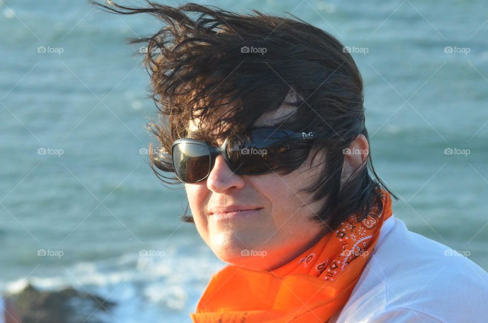 Woman withbrown hair and glasses 