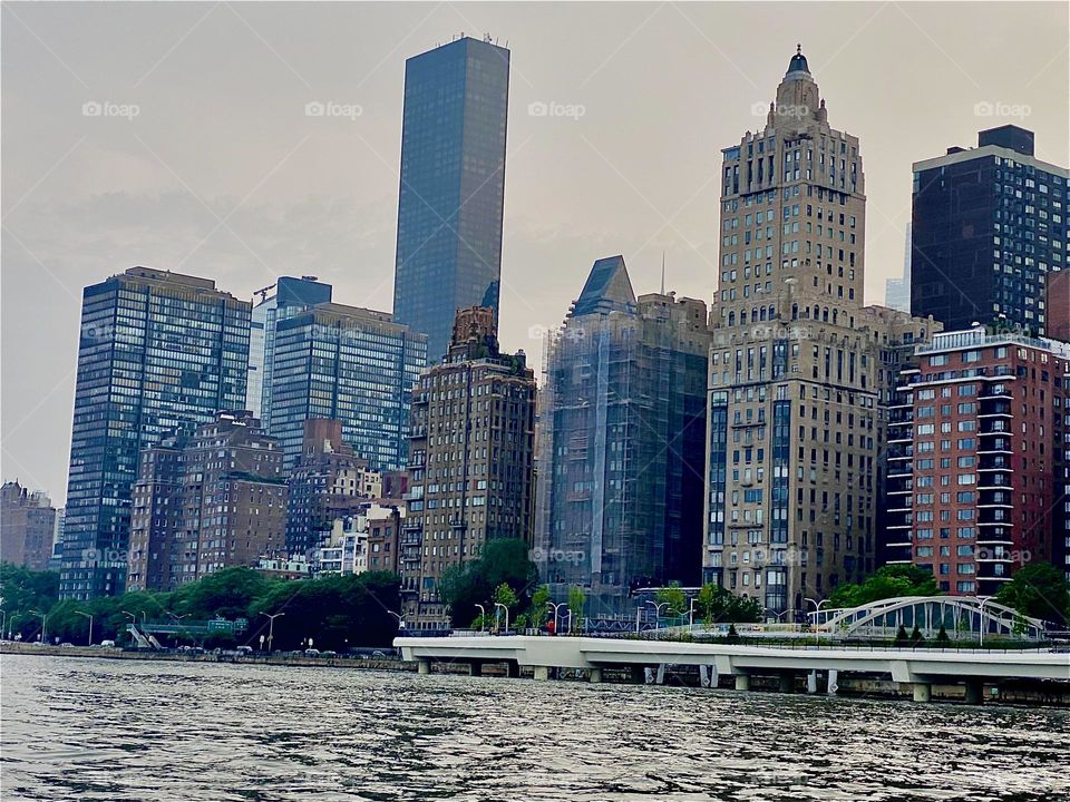 A trip along the „Upper East Side“ of „Manhattan“ let us see all sorts of beautiful images from the World famous metropolis that the „Big Apple“ is. This is one of the best. 2023. Hypnotic Productions