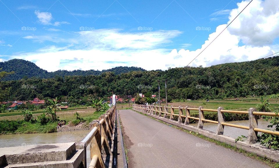 Bridge and view of the countryside and its surroundings.