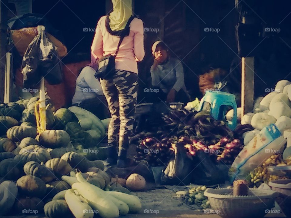 girl in market