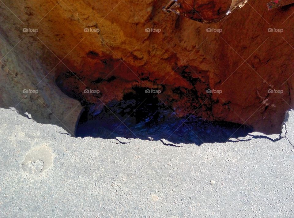 the failure of the road and the bucket of the excavator провал дороги