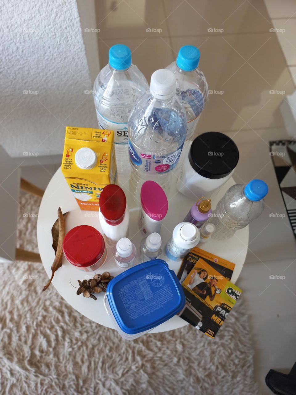 Reduzindo o lixo. A Reciclagem reduz o consumo de matéria-prima, o descarte de lixo , e a poluição do ar, água e solo. Possibilitando a reutilização de materiais, contribuindo, para a redução dos impactos ambientais, causados por aterros e lixões