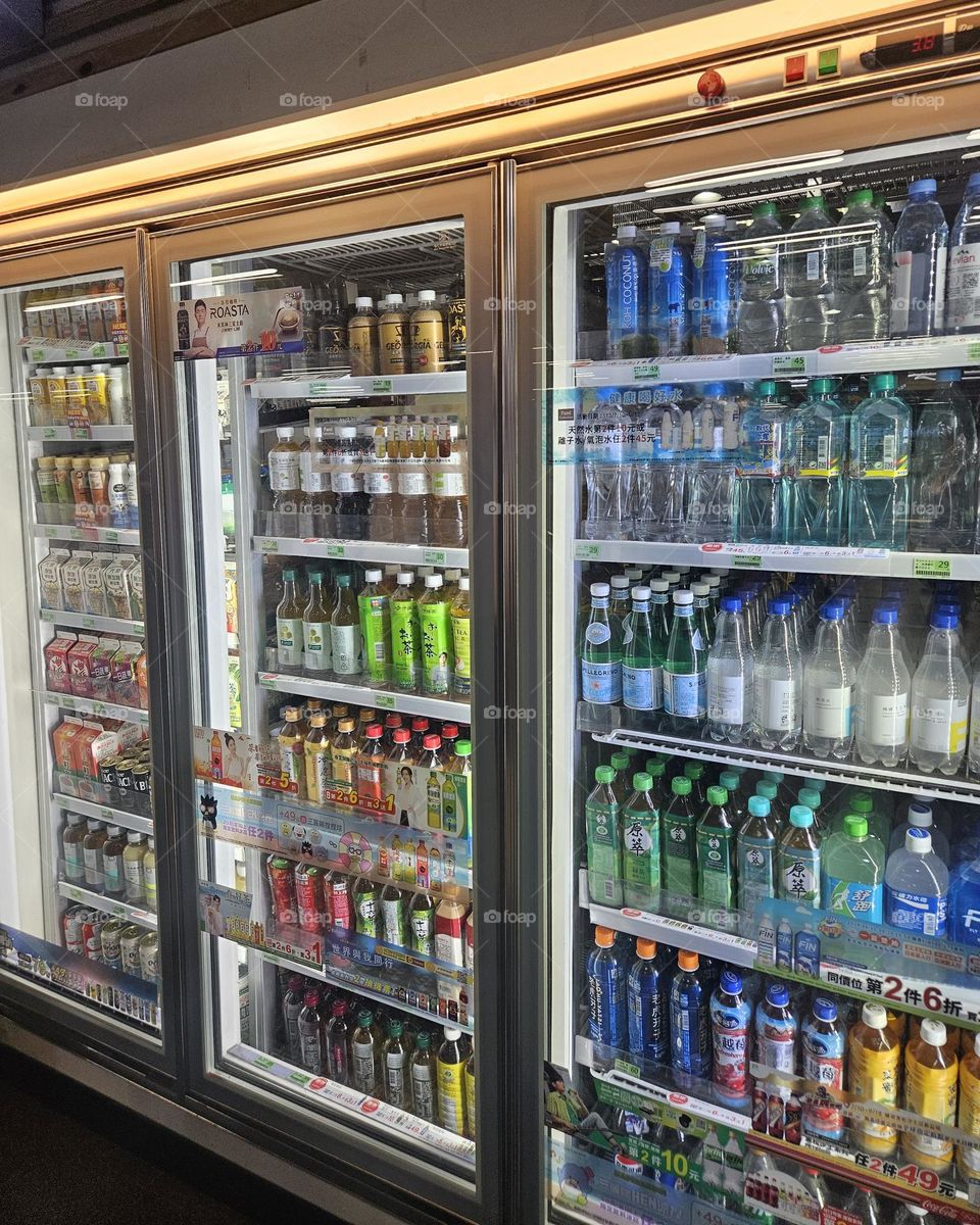 Supermarket refreshing beverage cabinet