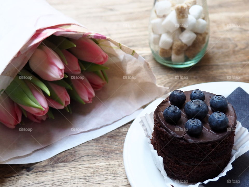 Sunday morning stroll in London in a café with pink tulips and delicious blueberry muffins.