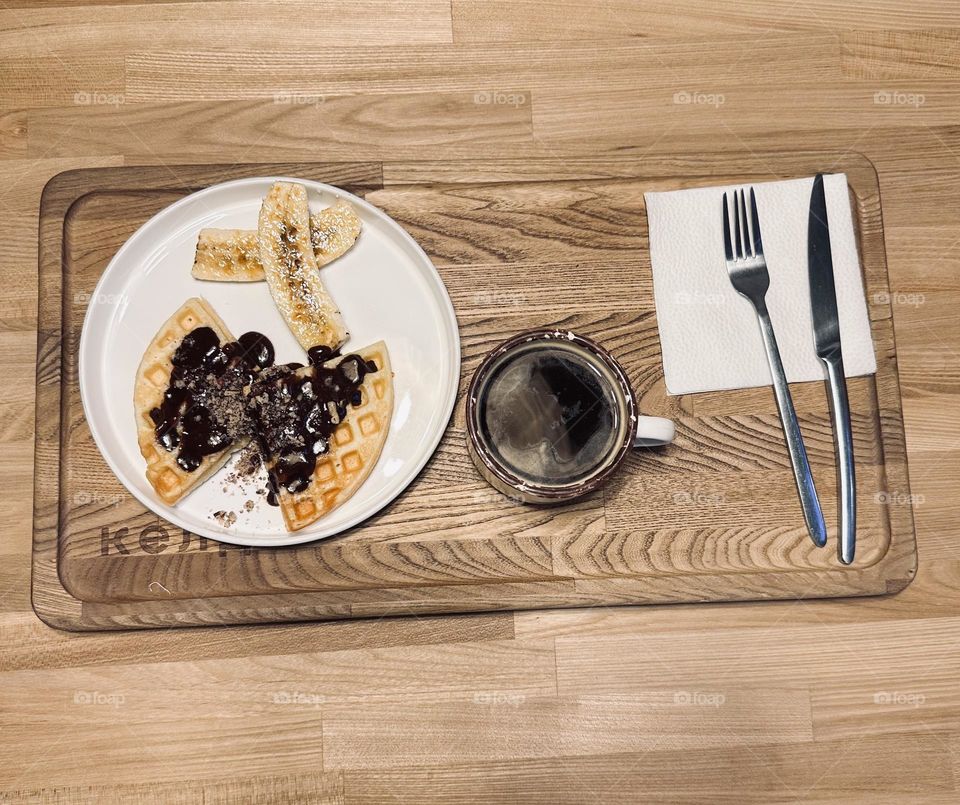 Кофе с вафельками с шоколадом и бананом 😋